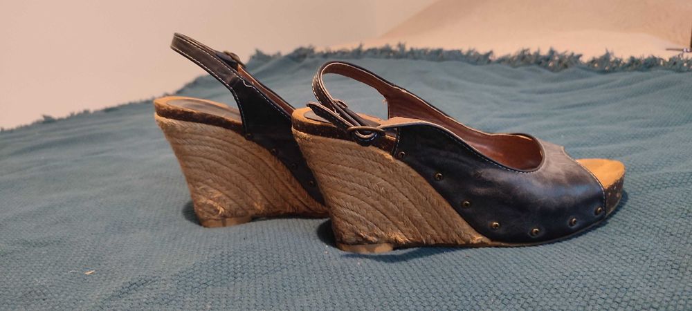 używane  niebieskie sandałki na platformie 38