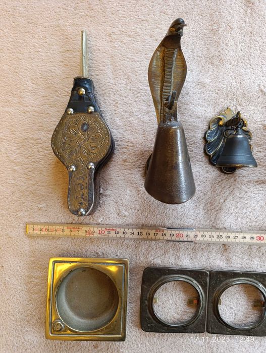 Zestaw mosiężnych przedmiotów : dzwonki, flakon, popielniczka, ramka