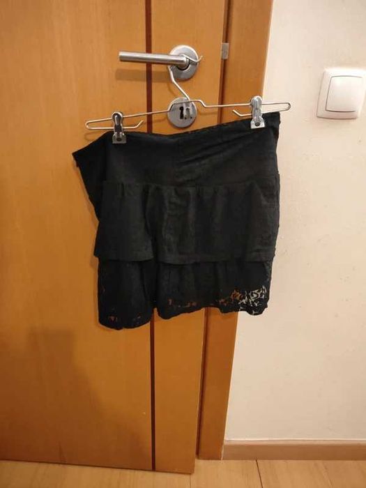Skort (calção-saia), o que oferece o visual feminino de uma minissaia com uns calções por baixo