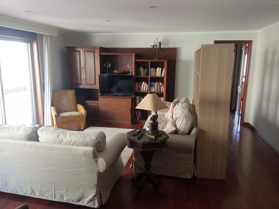 Quarto mobilado no centro de Espinho