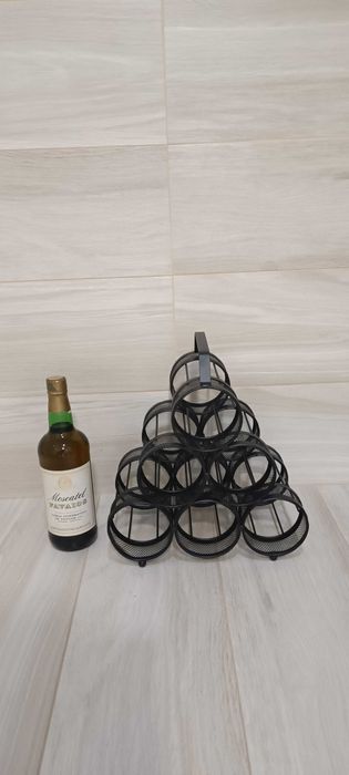 Suporte preto, portátil e decorativo, para destacar 6 garrafas!