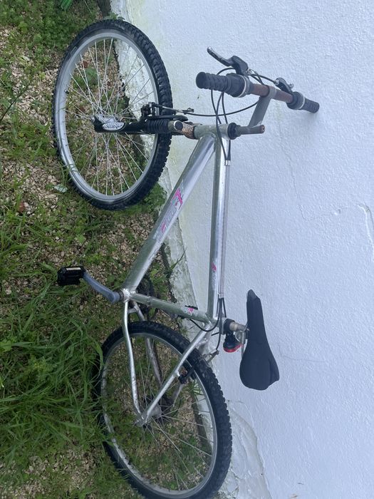 Bicicleta mt parada a algum tempo