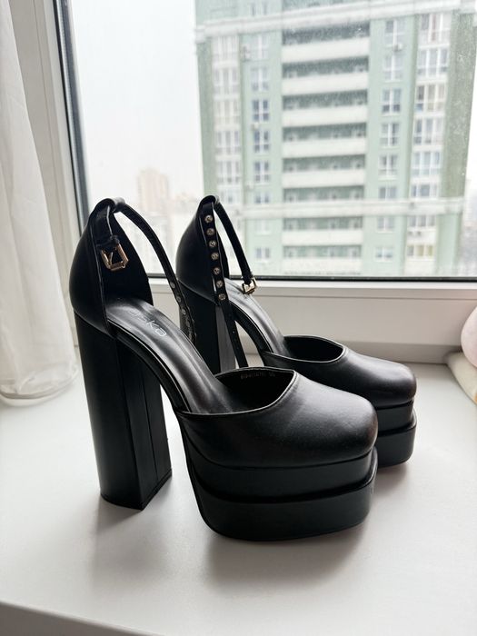 Жіноче взуття (Nike, UGG, crocs, Puma, Naked wolf, YSL