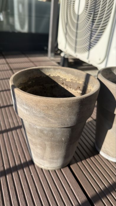 5 doniczek glinianych szarych z podstawkami