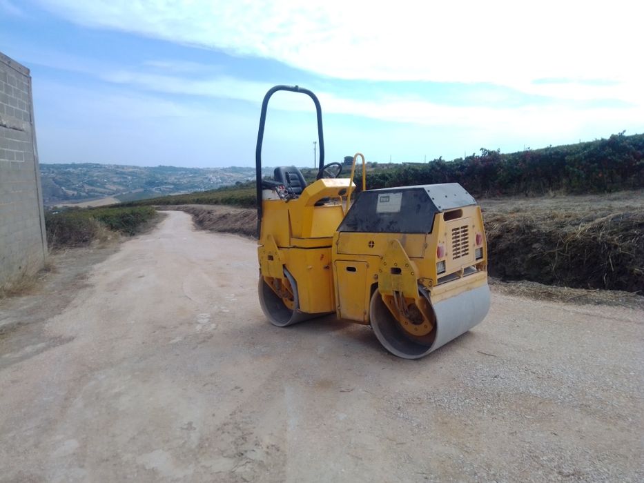 Escavações, limpeza de terrenos, Bobcat, giratória