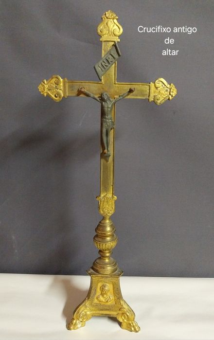 Crucifixo de altar antigo.