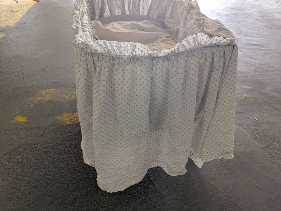 Berço branco com grades