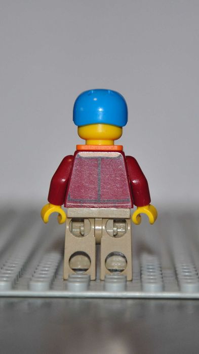 0334 Figurka LEGO cty0913 Town Man, Dark Red Jacket