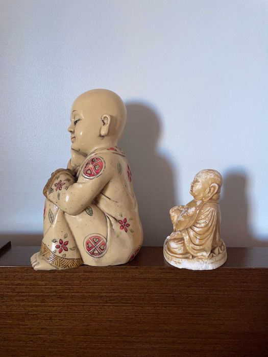 Conjunto de 2 estatuetas de monges budistas