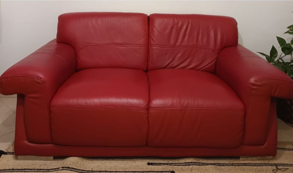 Sofá de couro vermelho