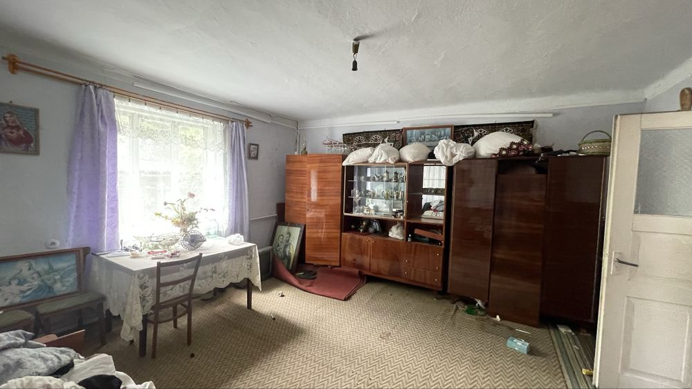 Продається хата в с.Солотвин з індивідуальним опаленням .