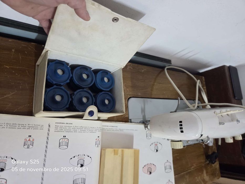 Máquina de costura faz ponto reto Zig Zag e borda