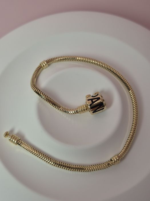 Złota bransoletka typu Pandora 19 cm napis czarny gładka beczka p. 585