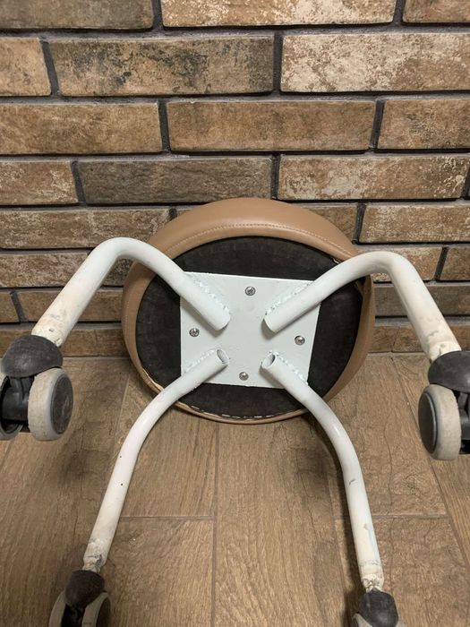 Стільчик для педикюру.