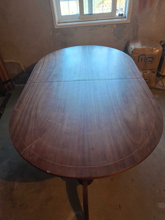 Mesa de jantar,com 8 cadeiras +  uma cama  uma cómoda e 2 mesinhas de cabeceira e um banco baú
