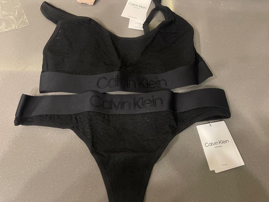 Kelvin Klein. Комплект бра и трусики стрейч гипюр р М черного цвета