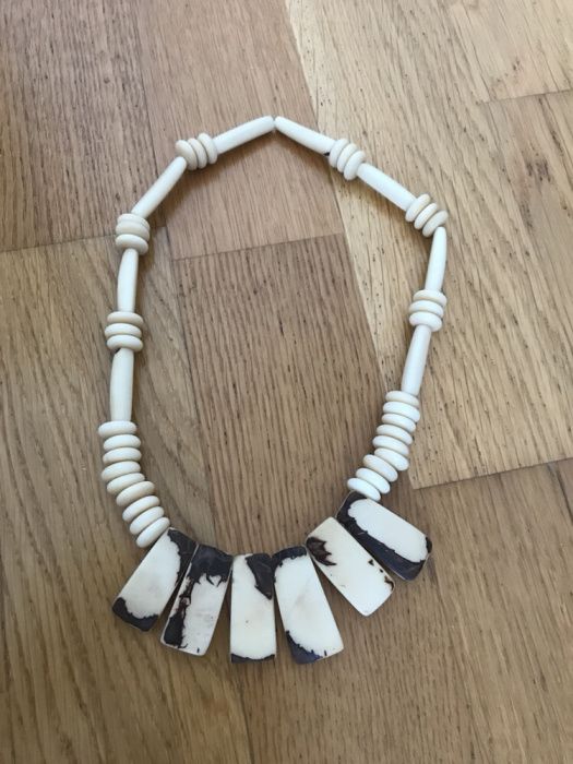 Colares de buzio e etnico