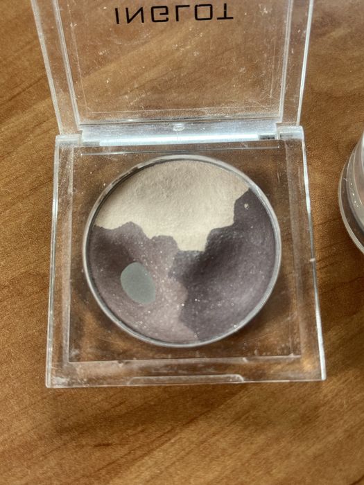 Cienie INGLOT - trójkolorowi i pigment sypki
