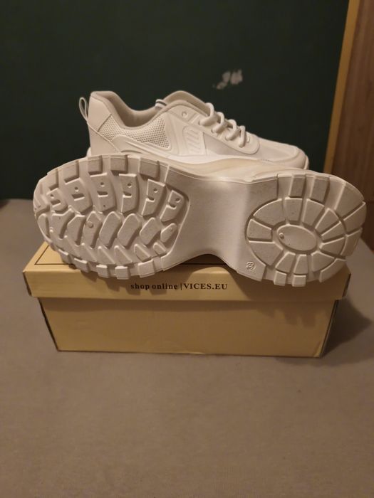 Białe sneakersy rozm 38