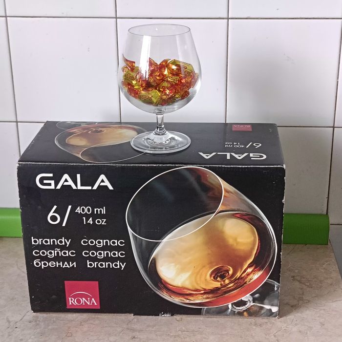 чудесный набор и бокалы для бренди