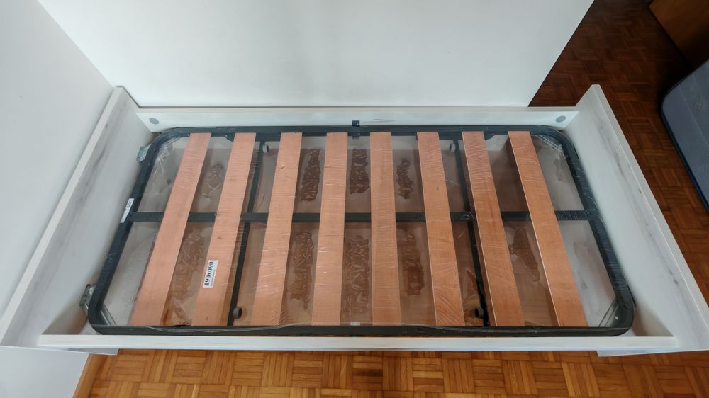 Vendo cama de solteiro muito pouco uso como nova sem colchão nem estrado