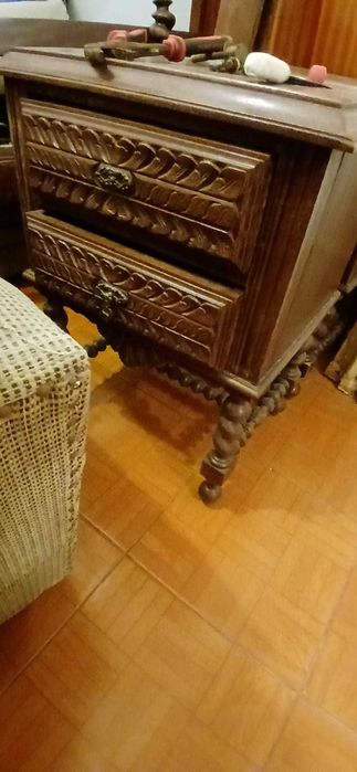 Cama de casal em madeira trabalhada com 2 mesas de cabeceira