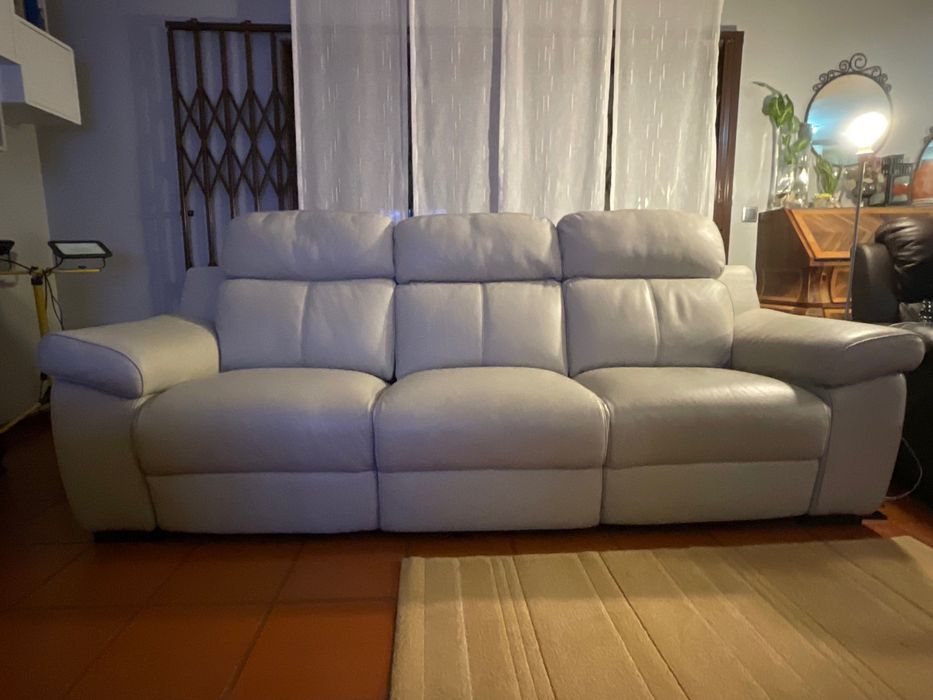 Sofá de pele 3 lugares com 2 Chaise Long + 2 Encostos Reclináveis Elétricos e Saídas de USB – Como Novo devido a Mudança