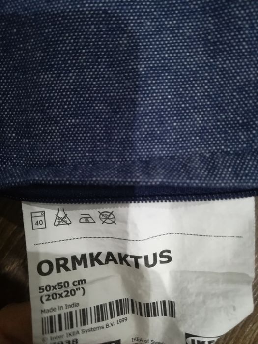 Candeeiro e almofadas