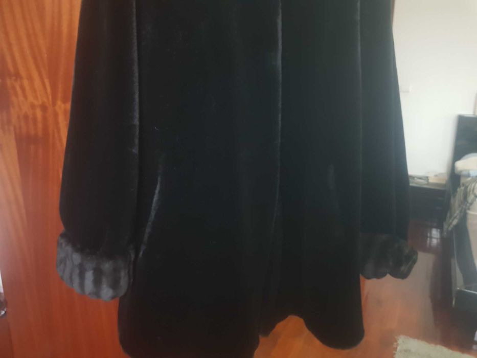 Casaco de senhora de pelo sintético preto de muito boa qualidade