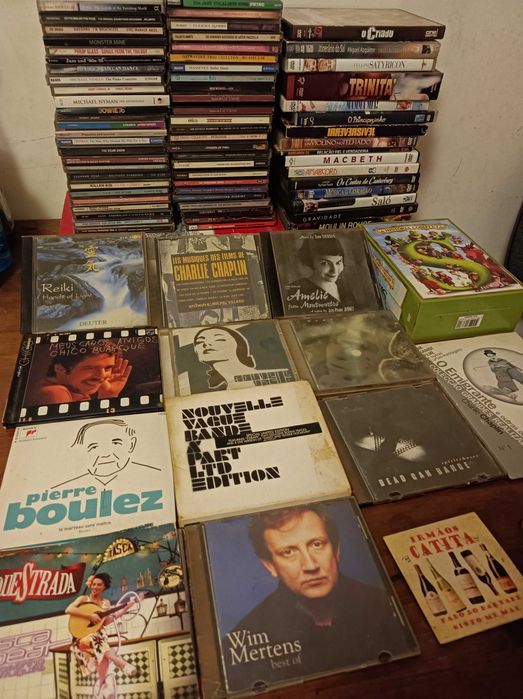 Vários CDs e DVDs