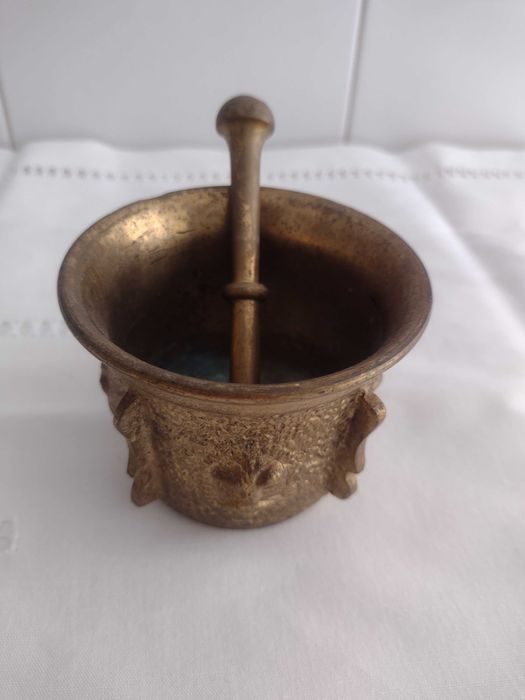 Pequeno pilão/badalo em latão