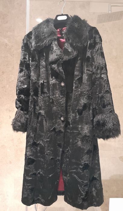 Casaco vintage preto gola e mangas em pelo