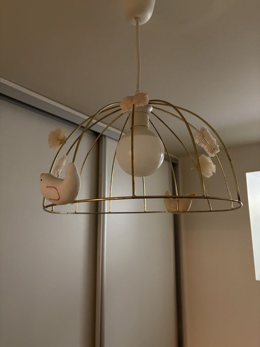 Candeeiro de metal dourado com apliques rosa