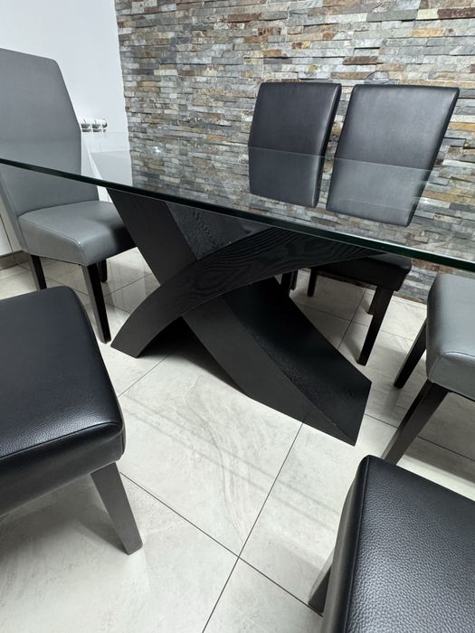 Mesa sala em vidro com cadeiros em pele