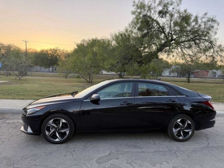 Hyundai Elantra Limited      2022