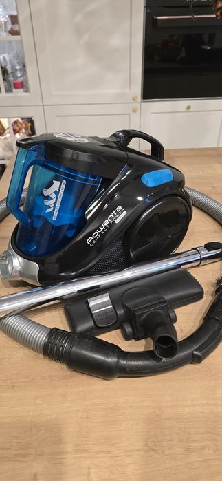 Mocny bezworkowy odkurzacz firmy ROWENTA Compact Power o mocy 1800W.