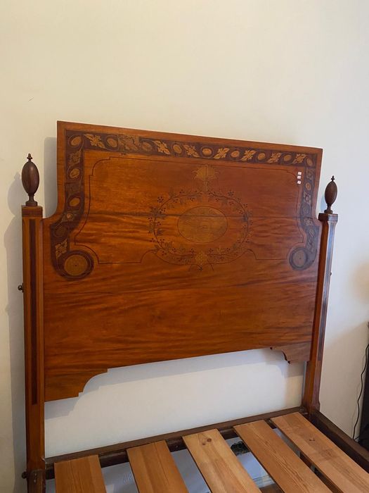 Cama de casal D.Maria em espinheiro c/ embutidos