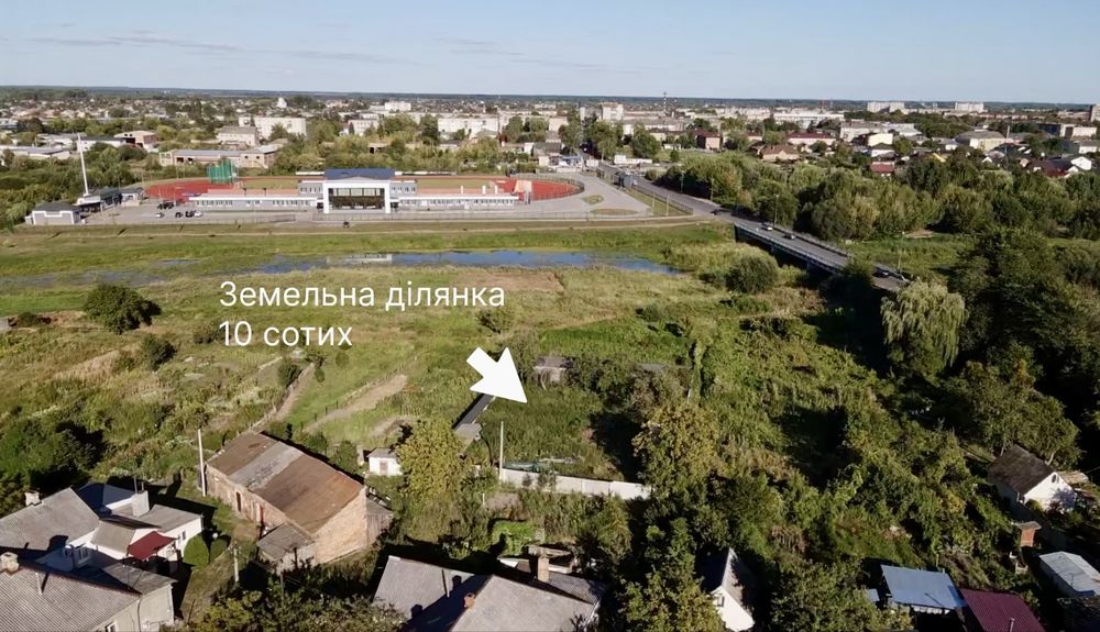 Ділянка біля річки, в центральній частині міста