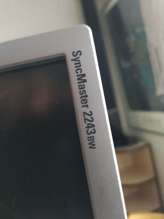 Monitor Samsung rotativo de 22 polegadas