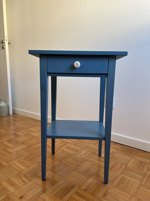 Mesa de cabeceira IKEA HEMNES azul com puxador ZARA HOME