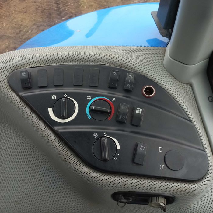 Продам трактор  New Holland Т8050