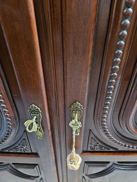 Roupeiro de duas portas em madeira - óptimo estado geral