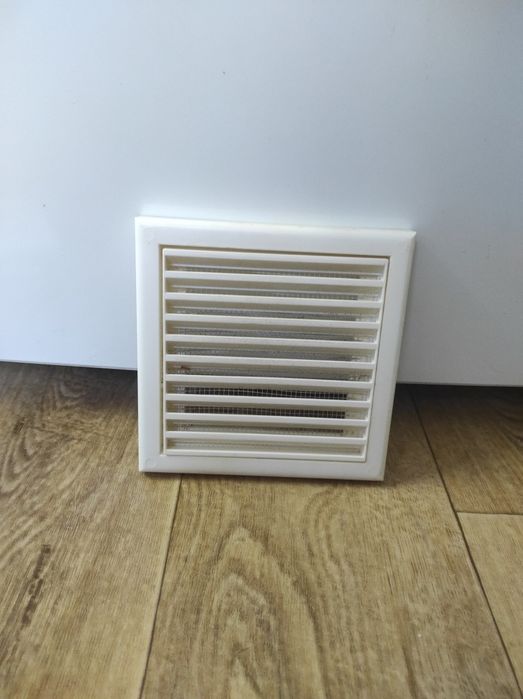 Вентиляційна пластикова решітка із сіткою