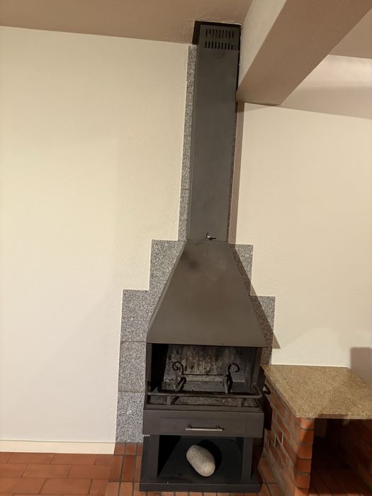 Salamandra de ferro fundido a lenha