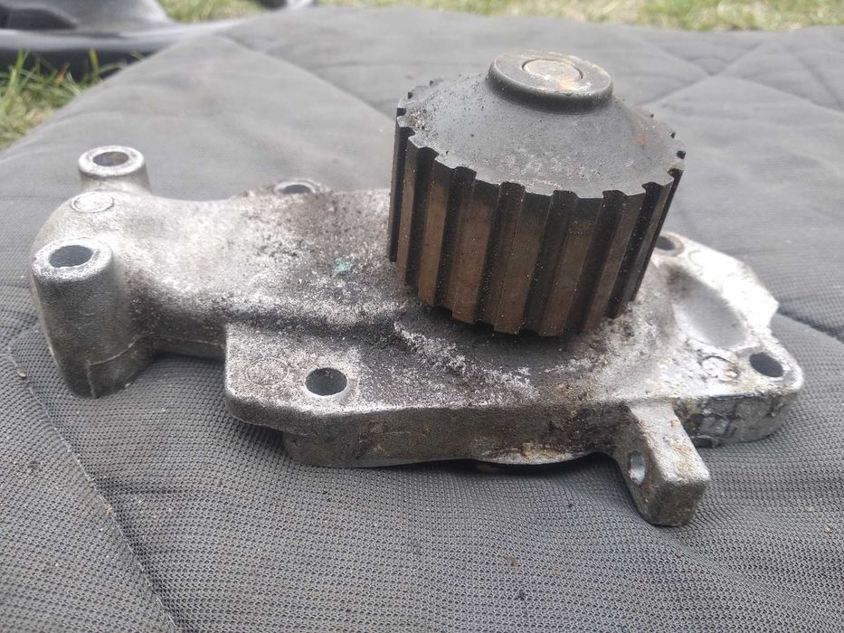 Продам помпу до форд