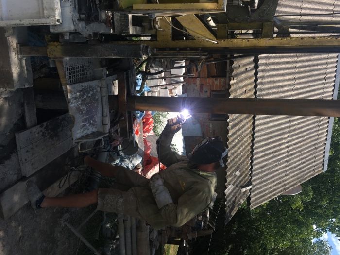 Буріння свердловин в грунті та камені.