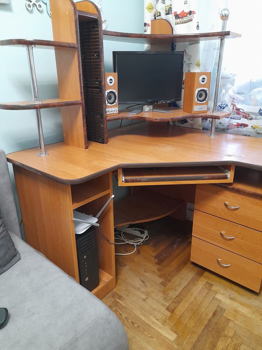 Кутовий письмовий стіл