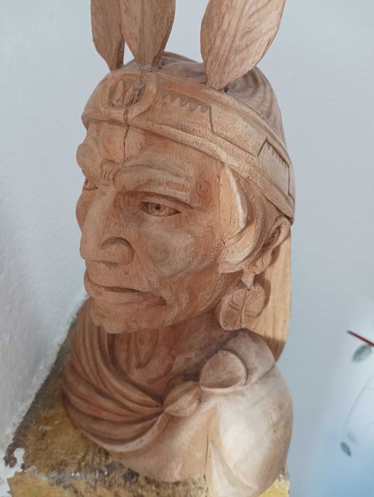 Busto de indígena esculpido em madeira