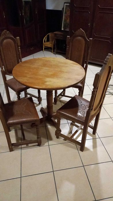 Mesa em castanho com cadeiras