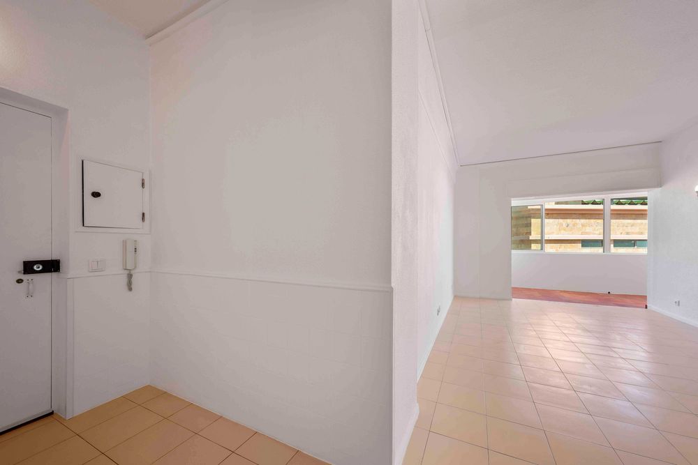 T2+1 renovado com vista rio varanda na sala e cozinha